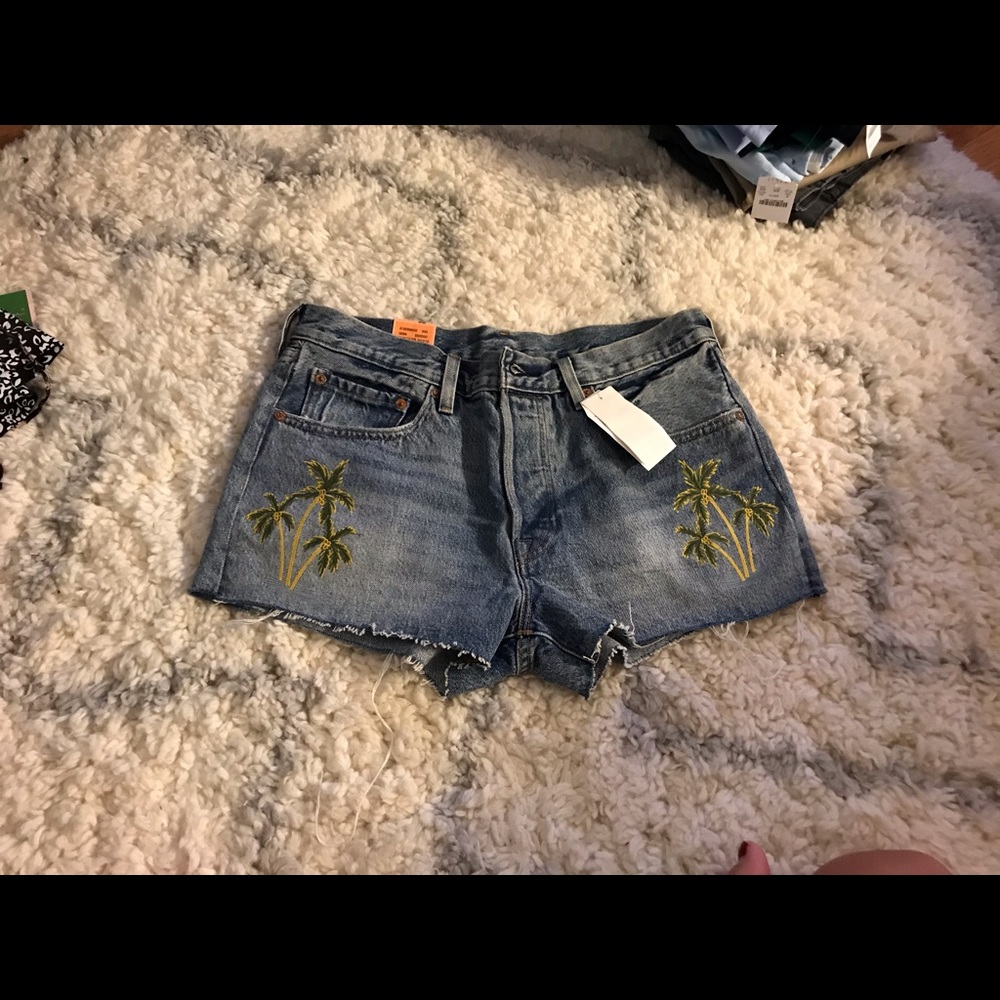 Levis women’s embroidery shorts